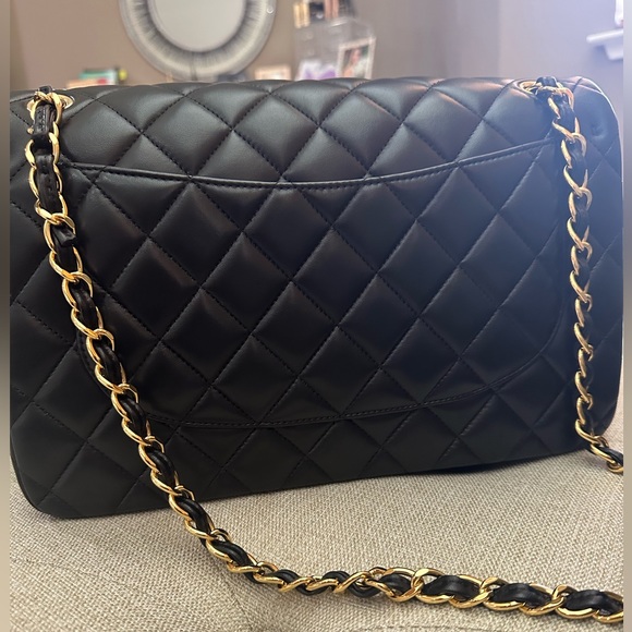 Chanel Flapbag Black Lambskin and Gold Hardware - Picture 5 of 16